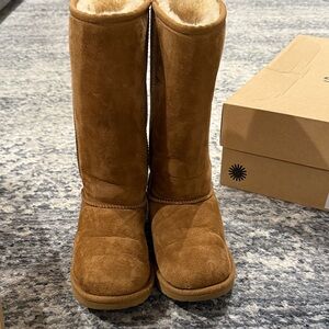 UGG Tan Suede Boots with Soft Lining
Kids classic tall II